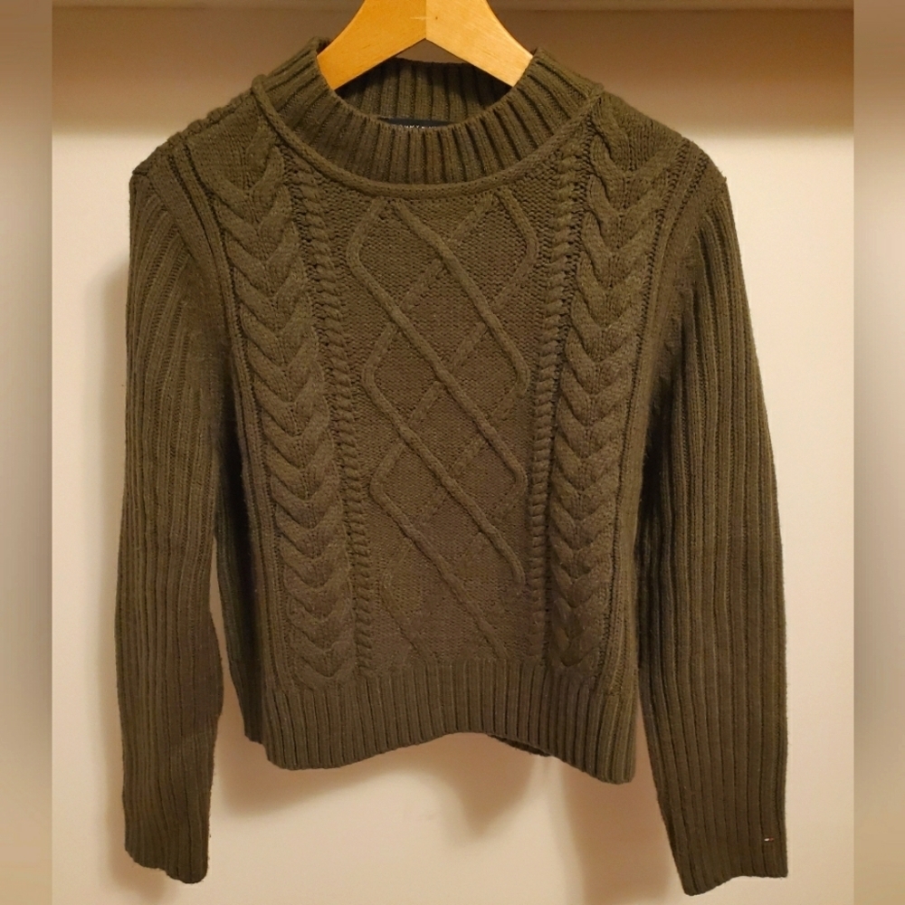 Tommy Hilfiger army green cable knit sweater. Slightly cropped. Size L. Acrylic.